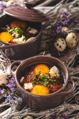  Oeuf Cocotte au Basilic, Tomate Séchée, Fromage pour le Brunch de Pâques