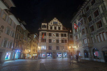 Fototapeta na wymiar Luzern by night, mit bemalter Hausfassade, Luzern, Schweiz