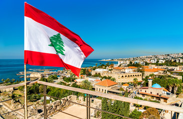 Fototapeta premium Flaga Libanu na zamku Byblos