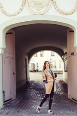 Fototapeta premium Wspaniały portret młodej mody sexy kaukaski zmysłowe dziewczyny na zewnątrz. Makijaż, uroda, moda, glamour, luksusowa koncepcja