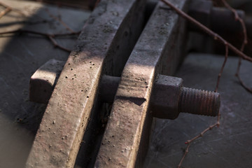 パイプを結合してる古いボルト
