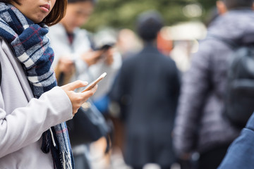 スマホを操作する若い女性