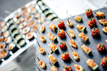 Fine, colorful and quality food for cocktails and receptions. Succulent preparations to put in the mouth and enjoy moments with friends
