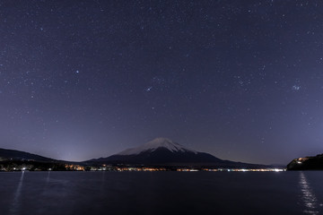 山中湖から冬の星空