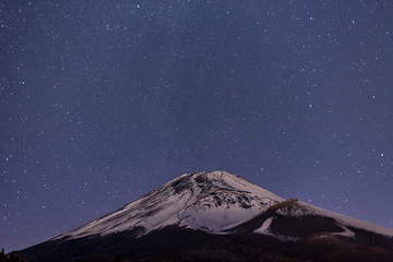 Fototapeta na wymiar 水ヶ塚から富士山冬の星空