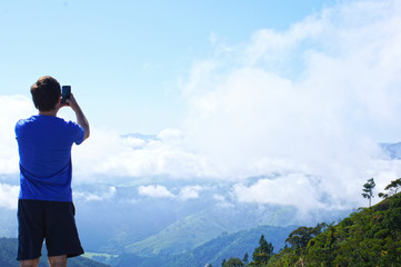 Naklejka premium Man photographing the mountains