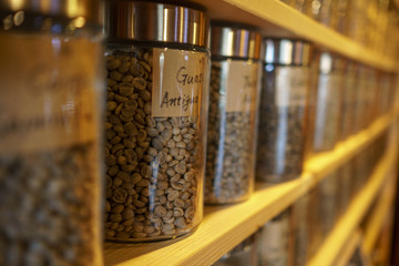 コーヒー豆が貯蔵されている棚 Coffee beans cafe クローズアップ
