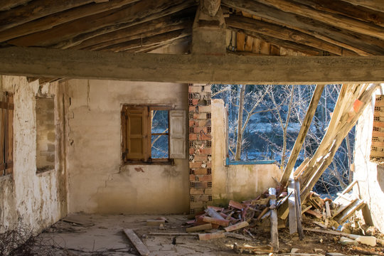 Casa destruida y en ruinas en un pueblo