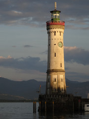 Der Leuchtturm am Hafen von der Insel Lindau in Bayern, Deutschland