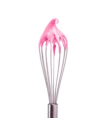 Schneebesen aus Metall mit rosa Sahne isoliert auf schwarzem Hintergrund. Beschneidungspfad. © vandycandy