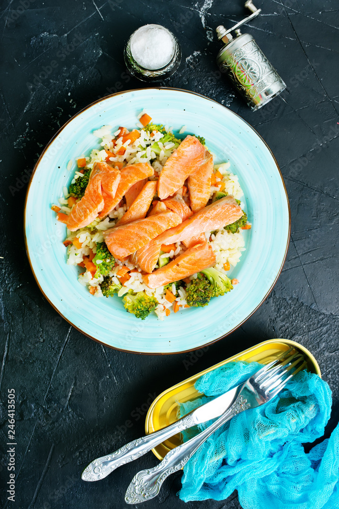 Sticker salmon and rice with broccoli