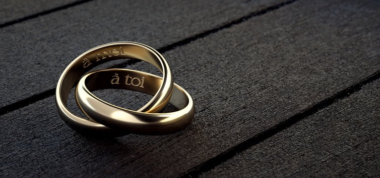 Deux alliances entrelac&eacute;es avec les mots "&agrave; moi &agrave; toi" en fran&ccedil;ais