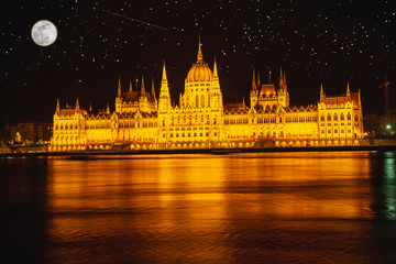 Obraz premium Panorama night Budapes.Capital of Hungary.Beautiful big old town.The photo is made in the dark.The magnificent city is rich in history.City landscape with a wide large river.Beautiful golden city.