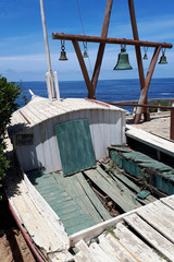 Altes Fischerboot und Glockenturm in Isla Negra/Chile