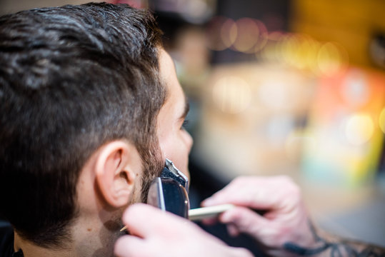 beau jeune homme chez le barbier