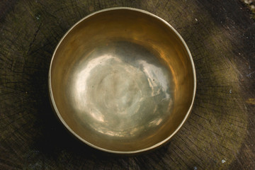 Singing bown made of seven metals