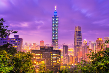 Fototapeta premium Tajpej, Tajwan - 25 stycznia 2019: panorama miasta Tajpej z wieżą 101 o zachodzie słońca
