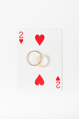 Anillos de boda sobre carta 2 de corazones