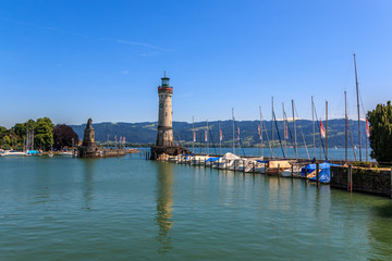 Hafeneinfahrt in Lindau am Bodensee mit den Wahrzeichen Löwe und Leuchtturm, Bayern, Deutschland