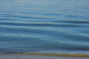 seichte Wellen in einer blauen Wasserfläche
