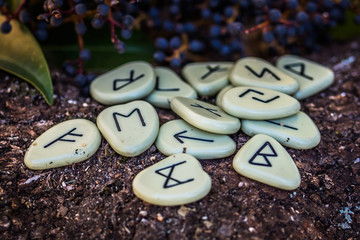 Runas de piedra en el campo