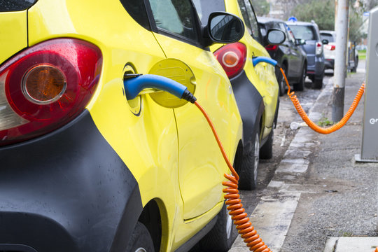 auto elettrica in ricarica 