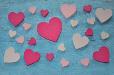 Pink, rosa und weiße herzen auf blauen Kreidetafel Hintergrund zum Valentinstag