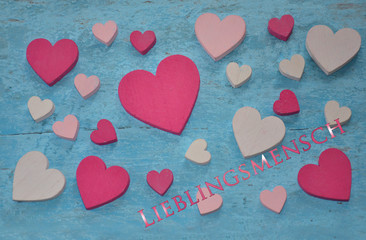 Pink, rosa und weiße herzen auf blauen Kreidetafel Hintergrund