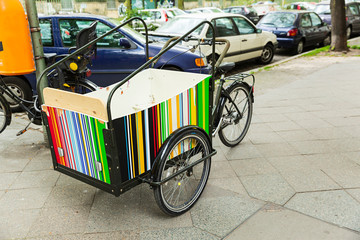Triciclo con remolque.
