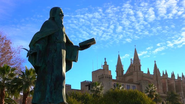 Ramon Llull Monument and La Seu Cathedral with Royal Palace, Palma de Mallorca, Mallorca (Majorca), Balearic Islands, Spain, Mediterranean, Europe