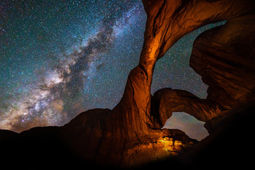 Voie lactée et double arc, paysage nocturne du parc national des Arches