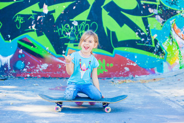 Kleines Mädchen auf dem Skateboard