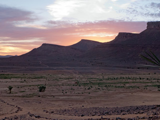 Sonnenuntergang in der Wüste Sahara im Süden von Marokko