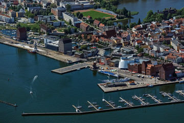 Fototapeta na wymiar Stralsund, Altstadt, Hafeninsel mit Ozeaneum und Lotzenhaus, Mecklenburg-Vorpommern, Deutschland, Luftbild