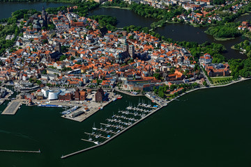 Stralsund, Altstadt, Hafeninsel mit Ozeaneum und Lotzenhaus, Segelschiff Gorch Fock, Mecklenburg-Vorpommern, Deutschland, Luftbild