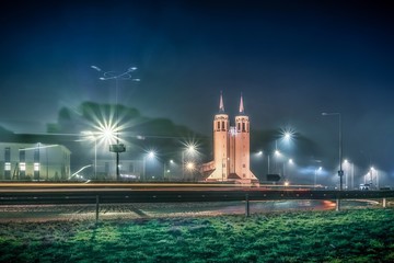 kościół św. Józefa w Opolu-Szczepanowicach nocą we mgle - obrazy, fototapety, plakaty