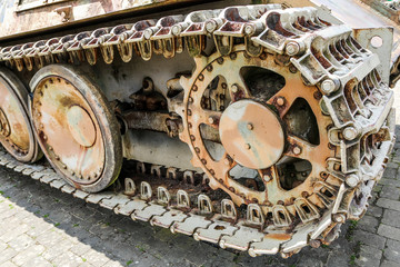 The detail of the old tank´s chassis. The wheels and the belt can be seen. 