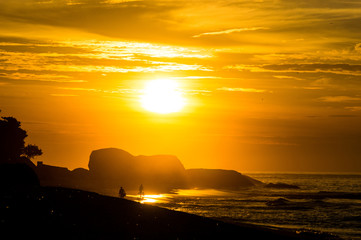 Nascer do sol na praia de Grumari