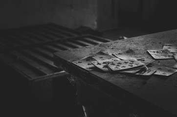 Carte da gioco abbandonate su un tavolo sporco