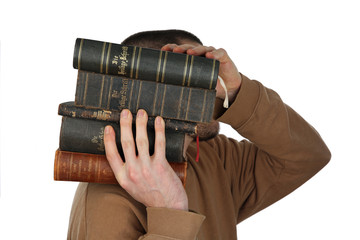 Mann trägt Bibeln