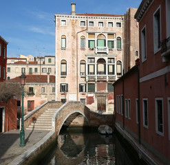 Fototapeta na wymiar palace in Venice with the stepped bridge and the navigable canal