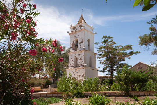 Campanario en plaza del pueblo de Toconao