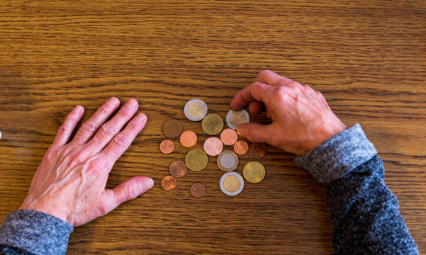 Arme Alte Frau zählt ihr letztes Kleingeld zusammen Stock Photo | Adobe  Stock