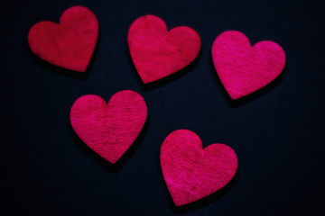 Obraz premium 5 Corazones rojos sobre fondo negro, San valentín