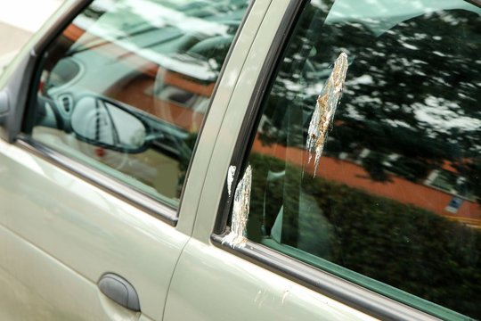 A picture of a car polluted by the bird´s excrement. 
