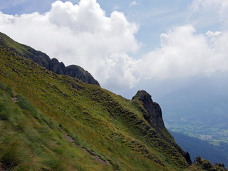 suggestiva immagine  delle montagne dolomitiche in estate