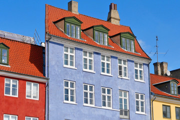 Fototapeta na wymiar Copenhagen / Denmark - August 2016: colorful facade at Nyhavn at the old city centre