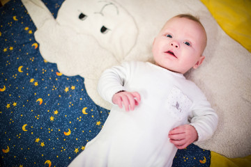 Baby auf der Krabbeldecke