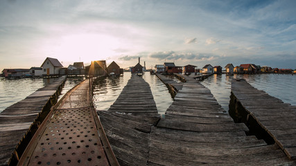 Obraz premium A picture taken by the Bokod lake in Hungary during the evening. The 