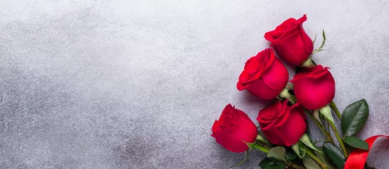 Fototapeten Rote Rose blüht Blumenstrauß auf Steinhintergrund Valentinstaggrußkarte Textfreiraum Flache horizontale Fahne © lizaelesina